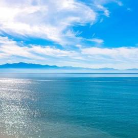 Oceanfront-Ocean View in Bucerias Casita Oasis Condo - Large Studio，位于布塞里亚斯的酒店
