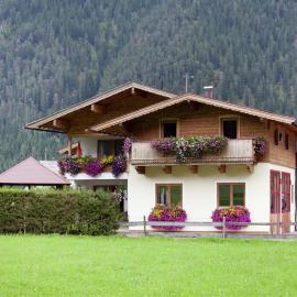 Alluring Apartment with Swimming Pool in Waidring Tyrol，位于瓦德林的酒店