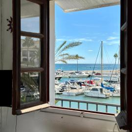 Sea view loft in La Duquesa close to beach，位于马尼尔瓦的酒店