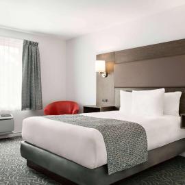 Travelodge by Wyndham Rigaud，位于里戈的酒店