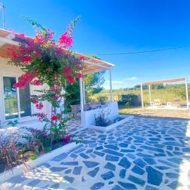 Peaceful Cottage House By The Sea - Private Garden