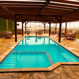 Chalé com Piscina Aquecida - Vista Panorâmica da Praia, a 200m do Mar, Sala de Jogos, Academia e Churrasqueira，位于因比图巴的酒店