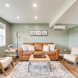 Idyllic Enumclaw Studio w/ Mount Rainier Views，位于伊纳姆克洛的酒店
