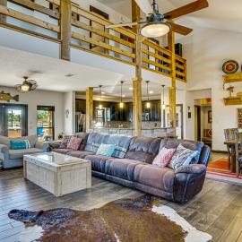 Hot Tub + Fire Pit: Possum Kingdom Lake Retreat!，位于Strawn的酒店
