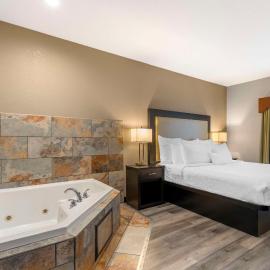 Best Western Plus Des Moines West Inn & Suites，位于克莱夫的酒店