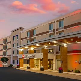 Best Western Plus North Shore Hotel,位于丹弗斯的酒店
