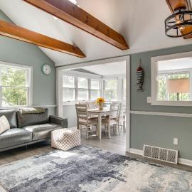 Swim & Fish On-Site! Waterfront Cape Cod Cottage，位于马什皮的酒店