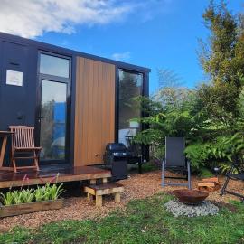 Cozy Cabin2 at Dairy Flat Farm，位于Waitoki的酒店