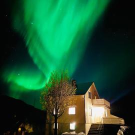 Enebolig med Eventyrlig beliggenhet like ved sjøen i Lofoten，位于Sund的酒店