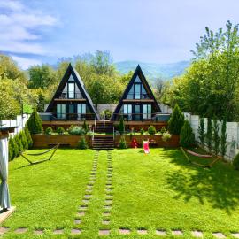 Luxury Cottages with Hot Tubes, Garden and BBQ，位于姆茨赫塔的酒店