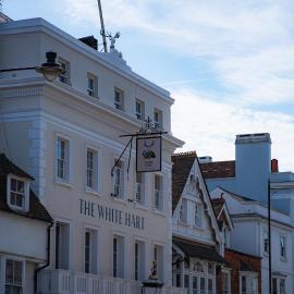 The White Hart - A Heartwood Inn，位于刘易斯的酒店
