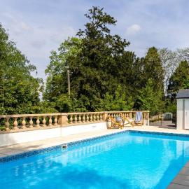 New School Rooms estate close to Bath including heated swimming pool,hot tub,WIFI, pool table, parking，位于博克斯的酒店