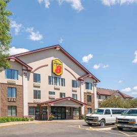 Super 8 by Wyndham Bloomington/Airport，位于布卢明顿的酒店