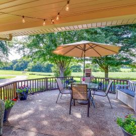 Russell Springs Getaway, 10 Mi to Lake Cumberland!，位于Russell Springs的酒店