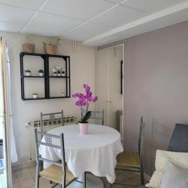 Charmant appartement 35 m2 avec terrasse et jardin，位于Domont的酒店