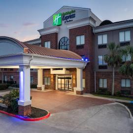 Holiday Inn Express Hotel & Suites Winnie by IHG,位于温尼的酒店