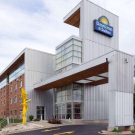 Days Inn & Suites by Wyndham Milwaukee，位于密尔沃基的酒店