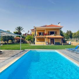 Athens Countryside resort with pool，位于帕利尼的酒店