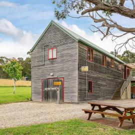 The Wine Loft - A unique family getaway at Herons Rise Vineyard，位于Kettering的酒店