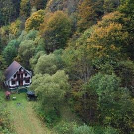 Casa de vacanta Satic Piatra Craiului La Doi viermi，位于萨提克的酒店