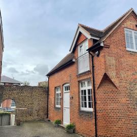 Charming & Cosy Town Centre Home with Parking