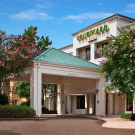 Courtyard by Marriott Covington / Mandeville，位于卡温顿的酒店