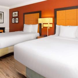 La Quinta Inn by Wyndham Pittsburgh Airport，位于月球乡的酒店