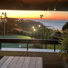Oceanfront Lux Condo Sleeps 9，位于卡斯卡伊斯的酒店