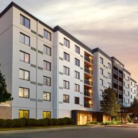 Courtyard by Marriott New Orleans Metairie，位于梅泰里的酒店