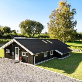 5 Bedroom Cozy Home In Hejls，位于海耶斯的酒店