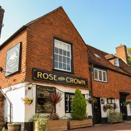 The Rose & Crown，位于Burwash的酒店
