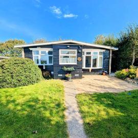 2-Bed Bungalow Retreat, Welcombe，位于Welcombe的酒店