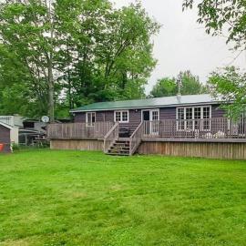 Beautiful 3 Bdrm + Bunkie Waterfront Cottage Near Gull Lake，位于Minden的酒店