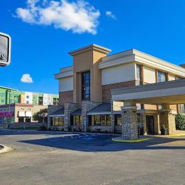Hotel Lotus Kansas City Merriam，位于Merriam的酒店