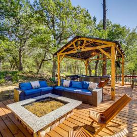 Hot Tub, Game Room: Dog-Friendly Pine Cabin!，位于Pine的酒店