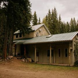 Rustic Executive Cabin at Beaverfoot，位于Parson的酒店