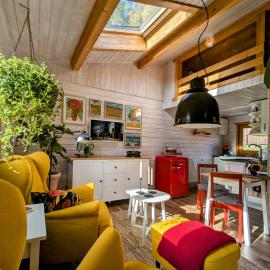 Wichtelhaisl Rittersgrün im Erzgebirge - Entspannen im fröhlichen Tiny House - umzäunter Naturgarten-Hunde willkommen-Terrasse-Elektroauto laden，位于Arnoldshammer的酒店
