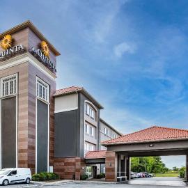 La Quinta Inn & Suites by Wyndham Norfolk，位于诺福克的酒店