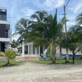 Casa de Playa en Condominio frente al mar，位于科韦尼亚斯的酒店