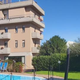 Albergo Al Cacciatore，位于代森扎诺-德尔加达的酒店
