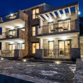 Family-friendly apartments with swimming pool Pomena, Mljet - 22317，位于波梅纳的酒店