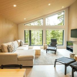 Calmwater Retreat New 2 br Hot Tub，位于尤克卢利特的酒店
