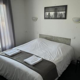 Hôtel Le Lyon Vert Commentry，位于科芒特里的酒店