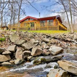 4 Bedroom Log Cabin with Stream and Great Location，位于Lanesville的酒店