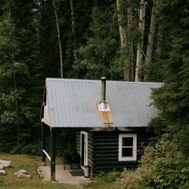 Rustic Basic Cabin at Beaverfoot，位于Parson的酒店