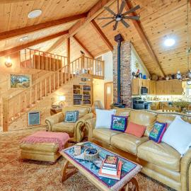 Countryside Views: Family-Friendly Badger Cabin，位于Badger的酒店
