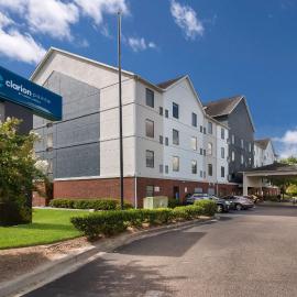 Clarion Pointe Charleston - West Ashley，位于查尔斯顿的酒店