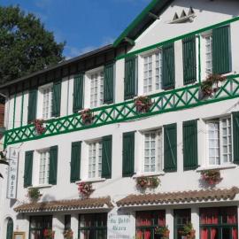 Hotel Au Petit Béarn，位于萨利耶德贝阿尔恩的酒店