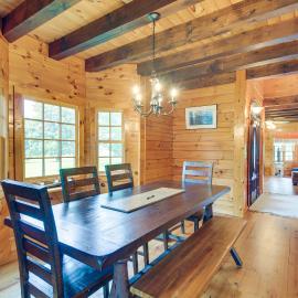 Peaceful Raphine Cottage w/ Deck & Fireplace!，位于Raphine的酒店