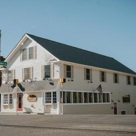Hampton Bays Hotel On Main，位于汉普顿贝斯的酒店